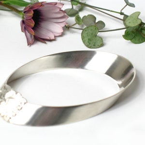 breiter Armreif aus 925 Silber mit unregelmäßigem Element, Silberarmreif Handarbeit, großer Armreif mit Kontraste, Einzelstück Armreif