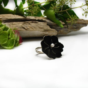 großer Fingerring in Form einer Blüte als Unikat von Hand gearbeitet, Sterling Silber massiv und Emaille schwarz, weiße Süßwasser Zuchtperle