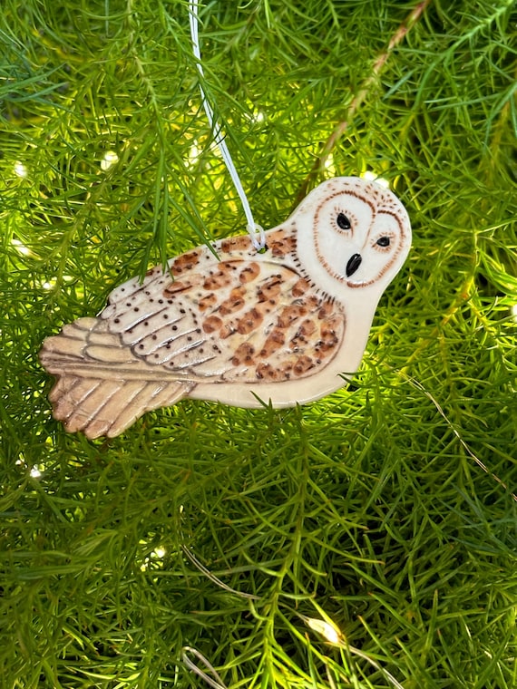 手作りの磁器製メンフクロウの飾り：陶器の森のクリスマスオーナメント 