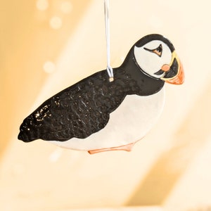 Apresentando nosso papagaio-do-mar de porcelana, um presente de caixa de correio para sua mãe no Dia das Mães, meticulosamente feito à mão com perfeição.