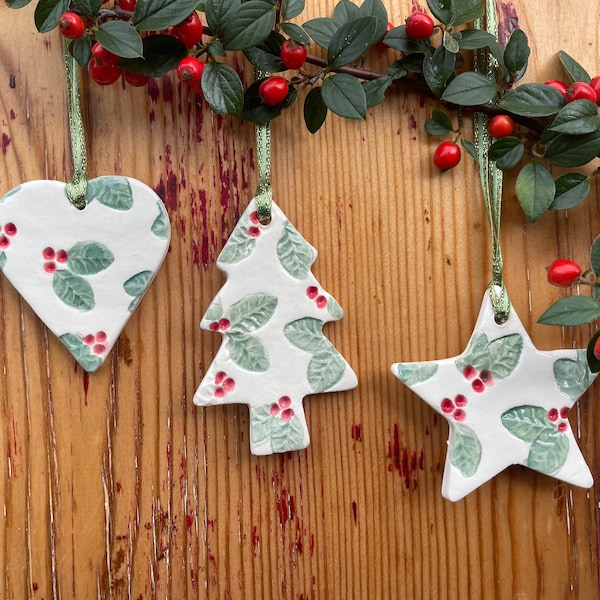 Ensemble de 3 décorations de Noël en porcelaine de fruits rouges faites à la main. poterie, coffret cadeau. arbre, coeur, étoile. ornement suspendu en céramique blanche, rouge et verte