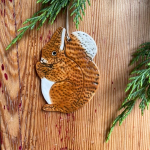 Decoración de cerámica de ardilla roja/Regalo de porcelana hecho a mano/Regalo para el Día de la Madre en el buzón/Criatura del bosque/Animal del bosque
