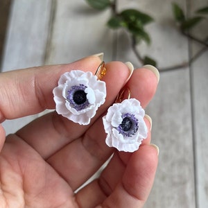 Handmade polymer clay earrings and pendant with white anemones. An elegant bridal set of floral jewelry with realistic poppies for the bride