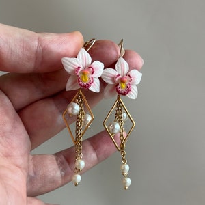 Handgemachte Floral Geometrische Ohrringe und Anhänger mit Polymer Clay. Zarter minimalistischer Brautschmuck mit elfenbeinfarbener Orchidee