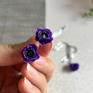 Handmade polymer clay earrings and pendant with purple anemones. An elegant minimalist set of floral jewelry with realistic poppies for gift