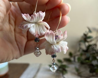 Boucles d'oreilles pendantes bohèmes faites main avec anémone en pâte polymère, cadeau floral exclusif pour elle, fleurs ivoire réalistes bijoux pour mariée