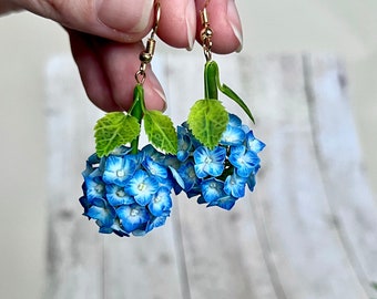 Einzigartige handgemachte ohrringe aus Polymer Clay mit blauen Blumen - Einzigartiges Blumengeschenk für Sie - Statement Brautschmuck Hortensienblüten