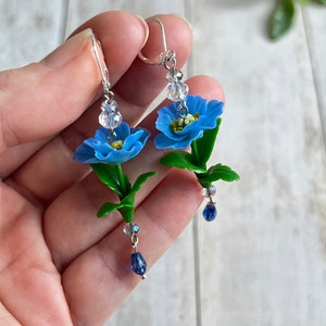Handgefertigte baumelnde Ohrringe mit bezaubernder blauer Mohnblume aus Polymer-Ton - ein einzigartiges Geschenk für Sie und perfekte Brautohrringe