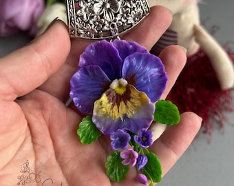 Pansy Scarf accessory clip with pansy, small flowers and leaves