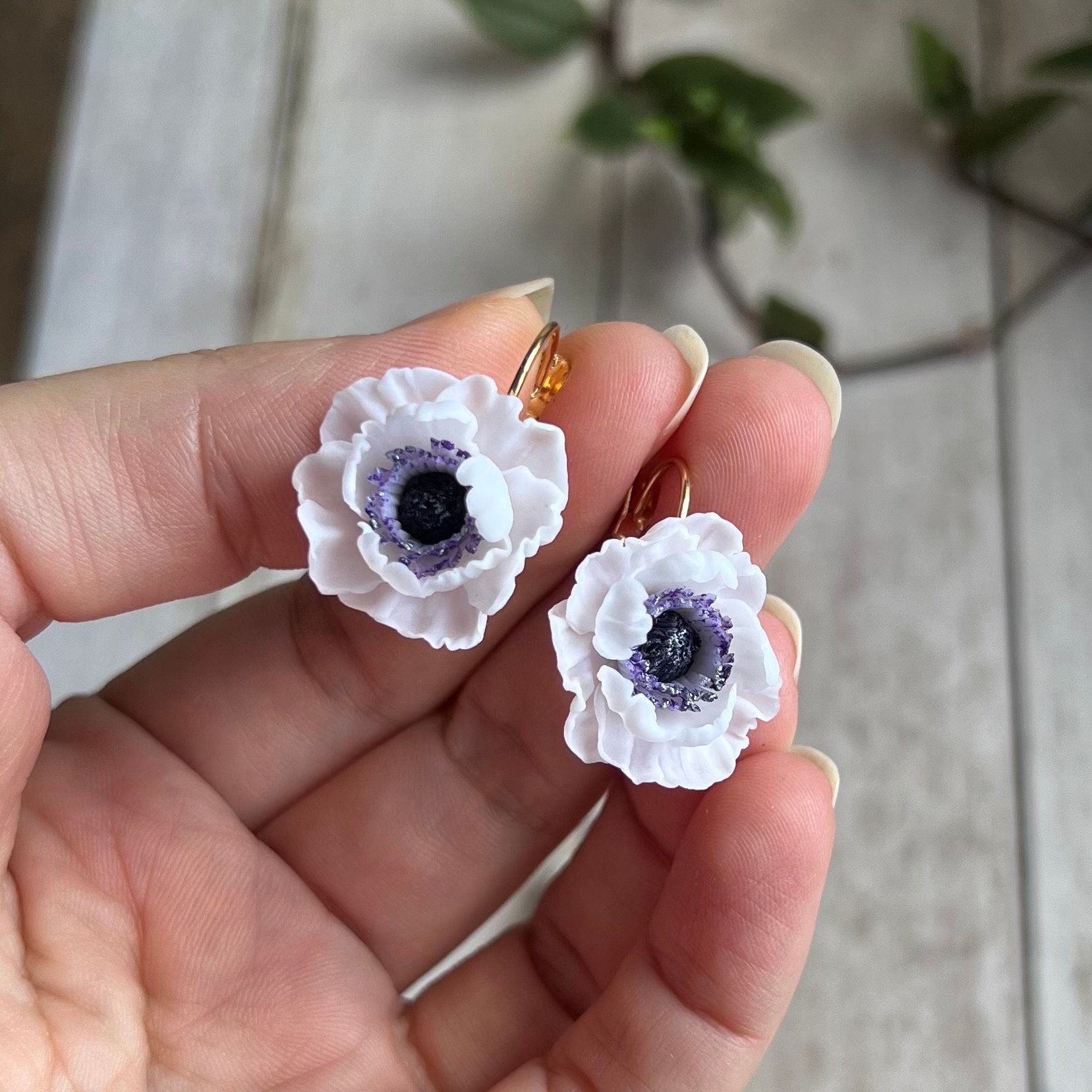 Handmade polymer clay earrings and pendant with white anemones. An elegant bridal set of floral jewelry with realistic poppies for the bride
