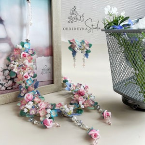 Handgemaakte polymeerklei pastel trouwketting – roze rozen, hortensia en eucalyptus, romantische bloemensieraden, cadeau voor haar, oorbellen optioneel