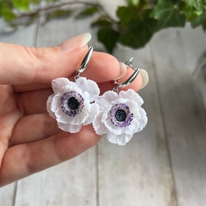 Elegante handgemachte Ohrringe mit weissen Nemonen aus Polymer Clay. Brautschmuck. Einzigartiges Geschenk für Sie