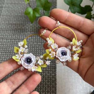 Handmade statement wedding floral hoop earrings with polymer clay. Delicate bridal jewelry with white Anemones, lilac, green leaves & beads