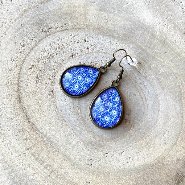 Boucles d'oreilles cabochons gouttes , dormeuses, papier japonais, fleurs bleu