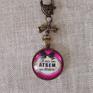 Bijoux de sac, porte-clés cabochon, Cadeau fin d'année, je suis une ATSEM qui déchire