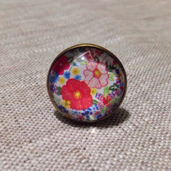 Bague cabochon rond fantaisie, Liberty, fleurs, rouge, lumineuse