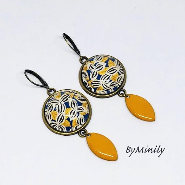 Boucles d'oreille cabochons pendantes sequins émaillés jaune moutarde, wax, fleurs