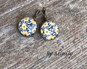 Ohrhänger mit neuartigem Cabochon-Schliff, Blumen, gelb und schwarz