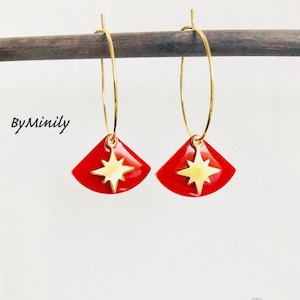 Pendientes de aro de lentejuelas doradas con abanico esmaltado rojo y estrella