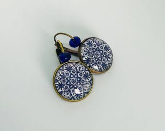 boucles d'oreilles cabochons - dormeuses - arabesque - mosaïque - bleu et blanc