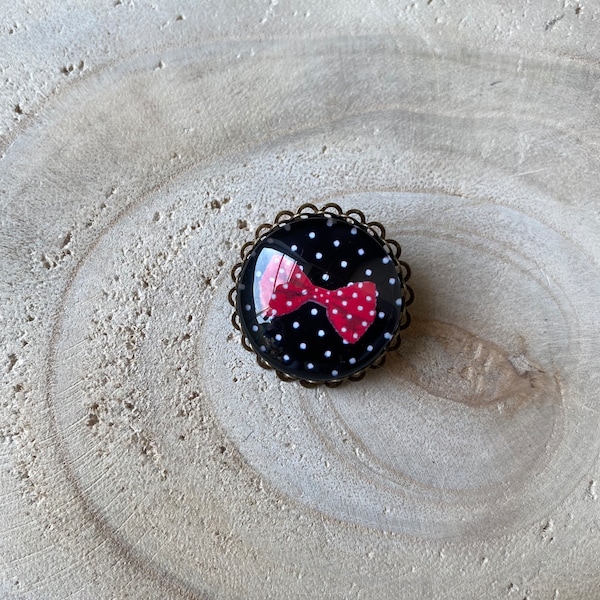 Broche cabochon, dentelés, noir à pois noeud rouge, rockabilly