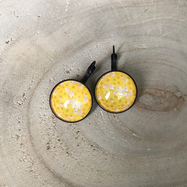 Glass cabochon earrings, flowers, yellow, By Minily