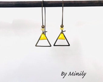 Graphic earrings, triangular enamelled sequins, hanging