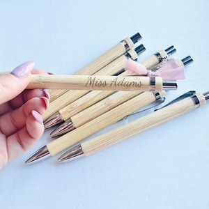 Cadeau pour enseignant Stylo gravé, Stylo en bambou personnalisé, Stylo prénom enseignant, Stylo personnalisé pour l'école, Stylo pour l'obtention du diplôme, Stylo à bille pour la rentrée scolaire