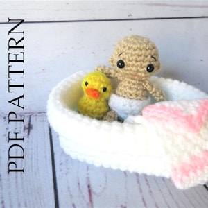 Bath Time Baby, PDF Crochet Pattern in English - Tiny Crochet Baby in a Bathtub.