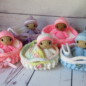 Muñeca de bebé de ganchillo en cesta Patrón de ganchillo Cuna de ganchillo Moisés Muñeca de bebé pequeña de ganchillo en portabebé Patrón de ganchillo Regalo de bebé para niña