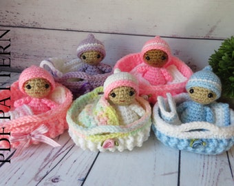 Petite poupée au crochet dans une corbeille au crochet, berceau au crochet, berceau, petite poupée au crochet dans un porte-bébé au crochet, cadeau de naissance pour fille