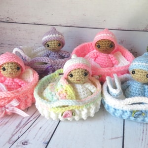 Gehaakte babypop in mand met accessoires. PDF-haakpatroon in het Engels. (Wieg, wieg, reismand) Cadeau voor meisje.