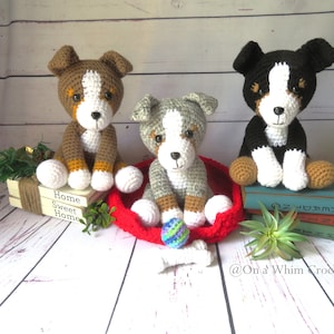 Des chiots australiens ! Modèle au crochet en anglais. Berger Australien, Tri noir, Tri rouge, Bleu merle, Chien au crochet. Inclinaison du modèle pour le lit, l'os et le ballon