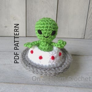 Tiny Crochet Alien in a Flying Saucer - Very minimal sewing - PDF Crochet pattern in English - DIY - Instructions to make your own!