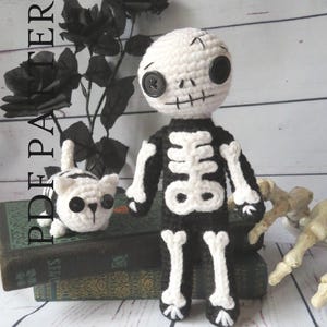 ミスター・スケルトンとスケルキティ。かぎ針編みのPDFパターン（英語）。ハロウィンや楽しいゴス風デコレーションにぴったりです。