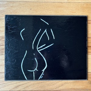 Devine: A Simple Black and White Figure