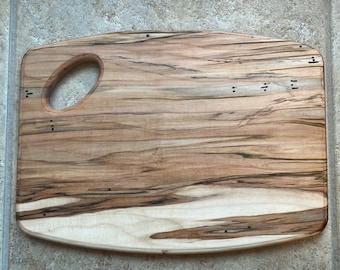 Skärbräda/Charkuteribräda i massivt Ambrosia-lönnträ med utskärning