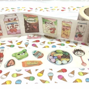 Puede incluir: Un rollo de cinta washi con fondo blanco y un patrón repetitivo de conos de helado de colores. La cinta presenta varias ilustraciones de comida y bebida, incluyendo cajas de leche, dulces y un tazón de fruta. El texto en la cinta dice "Strawberry Tea" y "Caramel".