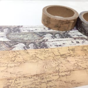Könnte beinhalten: Zwei Rollen dekoratives Washi-Tape mit einem Vintage-Karten-Design. Das Klebeband ist in Braun- und Grautönen gehalten und zeigt eine detaillierte Illustration einer Weltkarte. Das Klebeband ist abgerollt und zeigt das Kartendesign. Ideal für Scrapbooking und Bastelarbeiten.