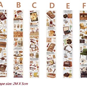 Puede incluir: Seis rollos de cinta washi decorativa con ilustraciones vintage. La cinta mide 2 metros de largo y 5 centímetros de ancho. Las ilustraciones incluyen una máquina de escribir, tazas de café, libros, un tocadiscos, una cámara y una radio vintage.