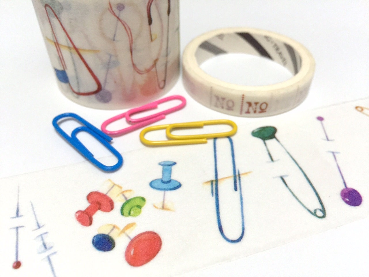 2 Rollen Clips und Pins Washi tape bunt Schiebe- und Büroklammer Schreibwaren Symbol Zahlen Notiz Planer Sticker Masking Sticker Geschenk