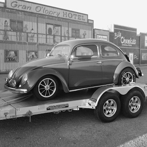 Fotografia in bianco e nero di Volkswagen Bug alle attrazione sulla strada, fotografia di vw, VW bug, vintage Volkswagen, unico, viaggi, auto d'epoca