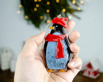 フューズドガラスのペンギンオーナメント – 赤い帽子とスカーフが付いた手作りのクリスマスペンギンデコレーション – ホリデーギフト、かわいい冬のガラスアート