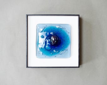 Arte de parede em vidro fundido azul, decoração de parede moderna em vidro, arte abstrata em vidro, peça de parede azul feita à mão, decoração contemporânea para casa.