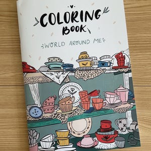 Livre de coloriage pour adultes et enfants, réalisé par l'illustrateur et l'artiste, plus un jeu de mémoire en bonus et 4 cartes postales A6 !