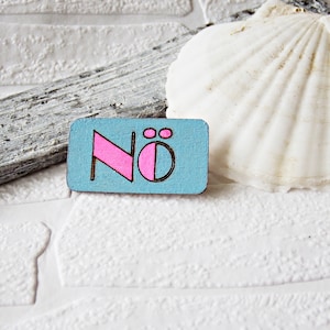 wooden brooch NÖ, light blue with lettering in neon pink