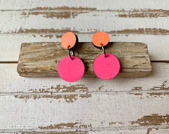 Runde Statement Ohrringe aus Holz — runde Hängeohrringe — bunte Kreisohrringe — grafische Ohrringe — neon pink — neon orange