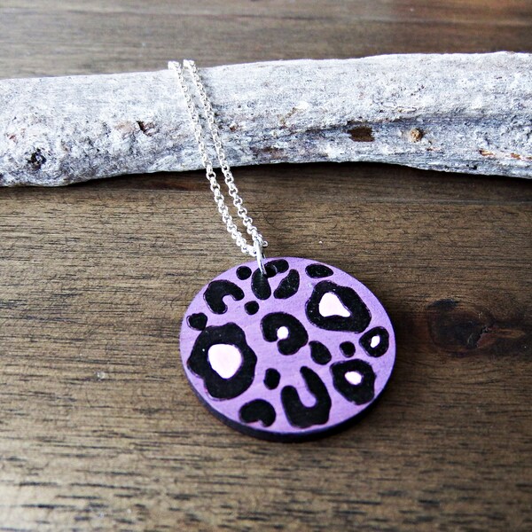 necklace with wooden leo print pendant, leo, animalprint, violet, black