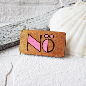 wooden brooch NÖ, gold with lettering in rosé