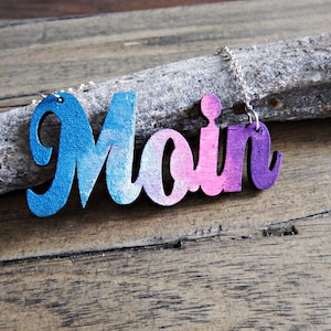 Colar Moin feito de madeira - Letras Moin - colar marítimo - colar colorido